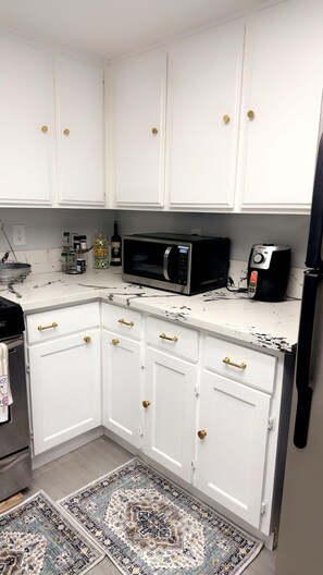 Een koelkast, een magnetron, een oven, een kookplaat