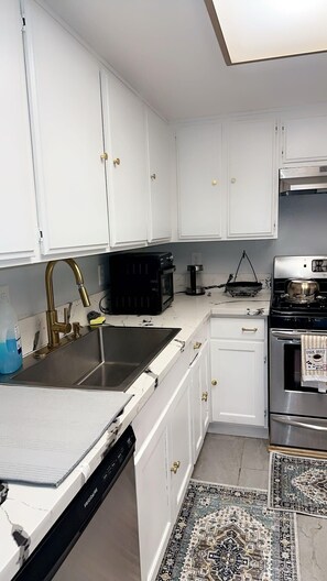 Frigorifero, microonde, forno, piano cottura