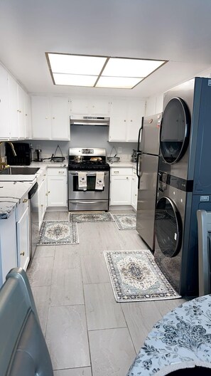 Een koelkast, een magnetron, een oven, een kookplaat