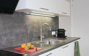 Een koelkast, een oven, een vaatwasser, een koffiezetapparaat/waterkoker