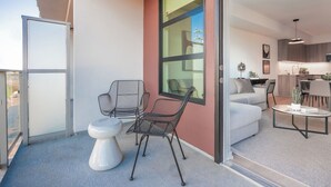Eine moderne Wohnung mit Balkon, Essbereich und Küche.