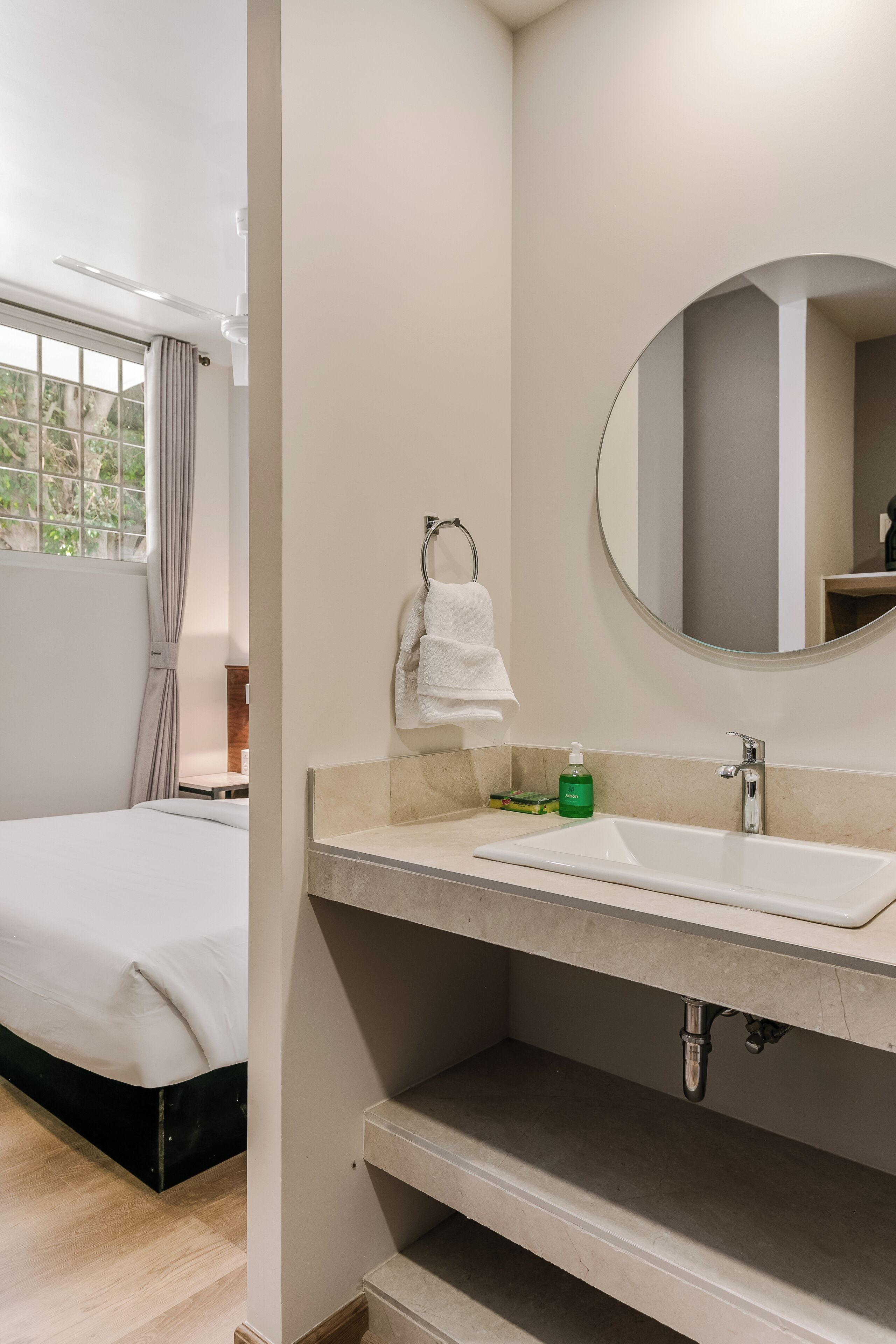 Comfort Apartment | Bathroom | Shower, free toiletries, hair dryer, towels