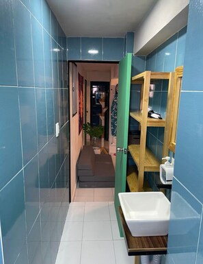 Douche, sèche-cheveux, serviettes fournies, savon