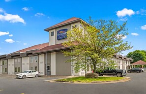 Un hotel con un letrero que dice 'Baymont Inn & Suites by Wyndham'.