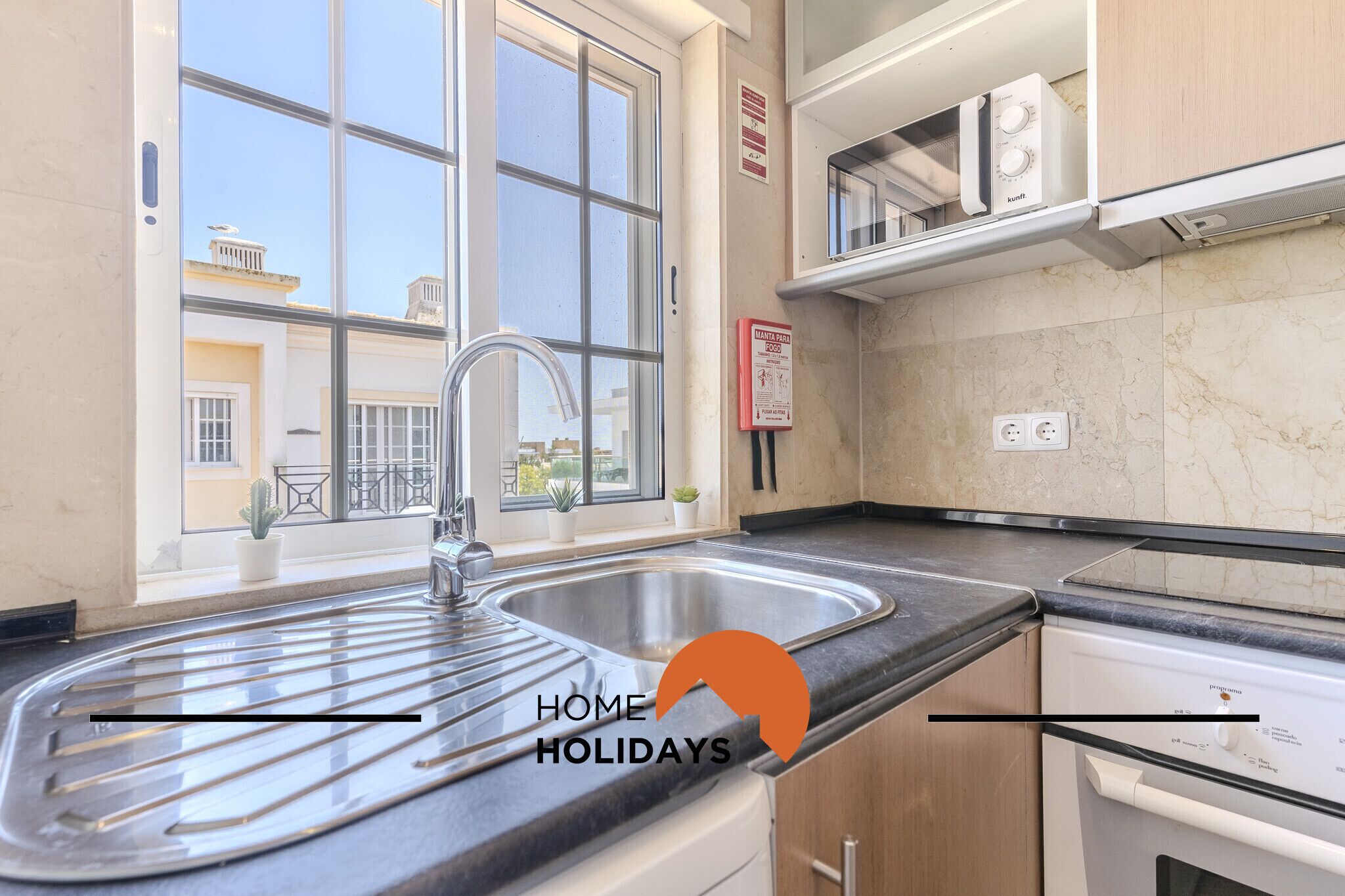 冷蔵庫、電子レンジ、オーブン、コンロ