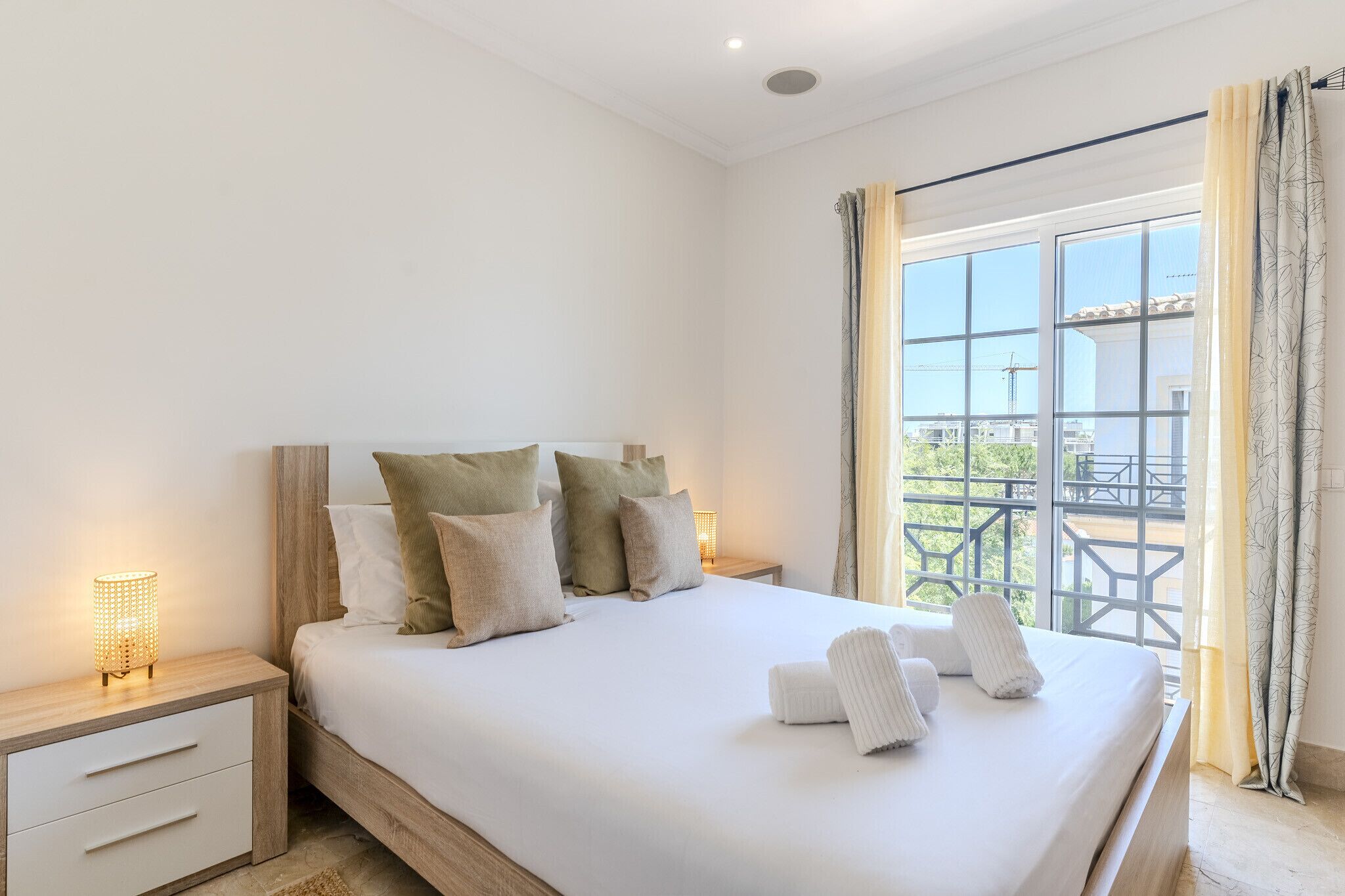 2 室のベッドルーム、アイロン / アイロン台、WiFi (無料)、ベッドシーツ