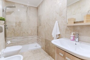 Shower, hair dryer, towels