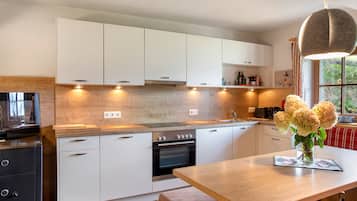 Een koelkast, een magnetron, een oven, een kookplaat