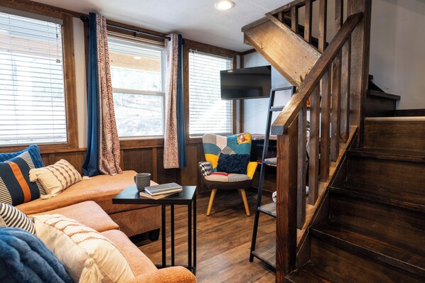 TV - Beautiful Tiny Cabin Nestled in the Nantahala National Forest at Lake Nantahala (Topton)