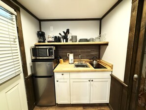 Réfrigérateur, micro-ondes, plaque de cuisson, cafetiÚre/bouilloire