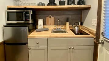 Fridge, stovetop, coffee/tea maker, toaster