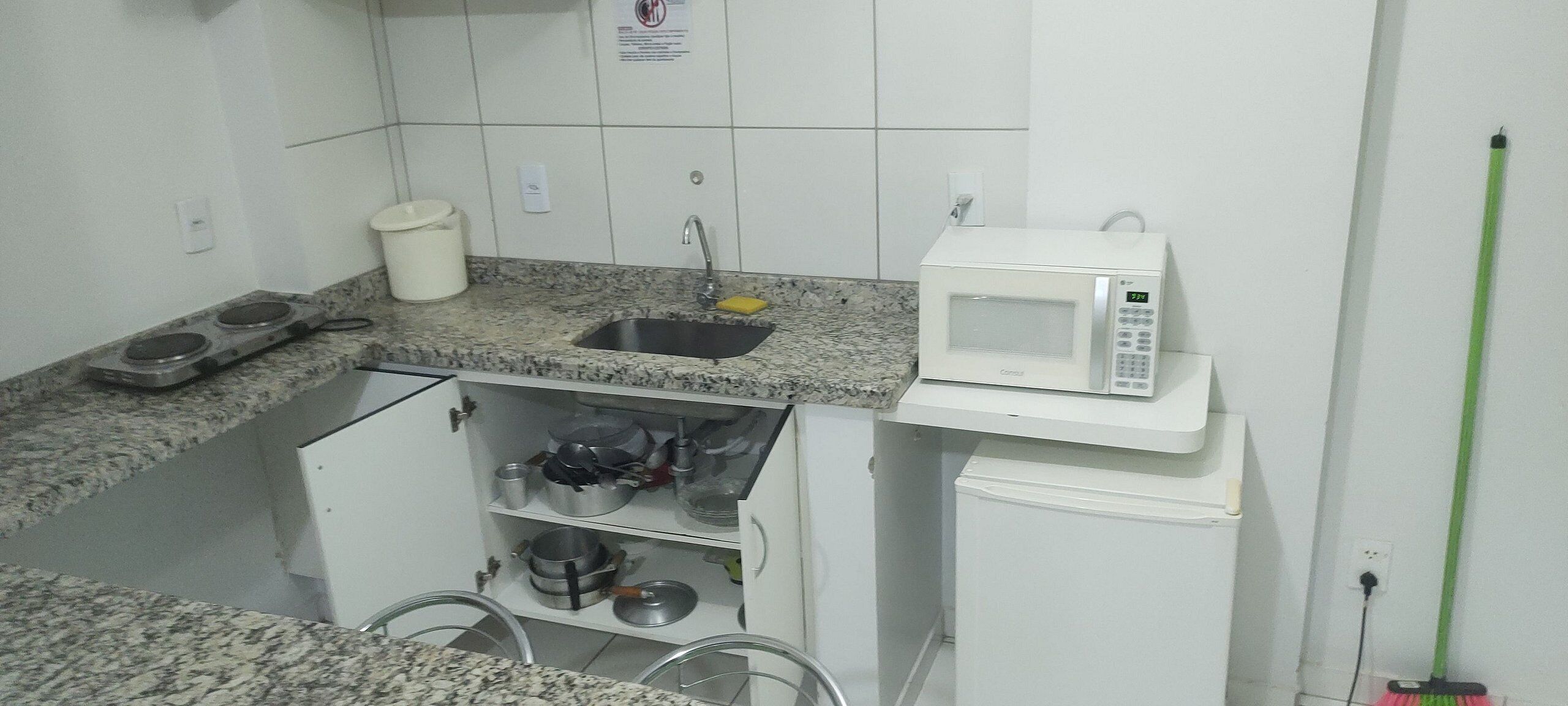 Family Apartment | Private kitchen | Microwave, cookware/dishes/utensils