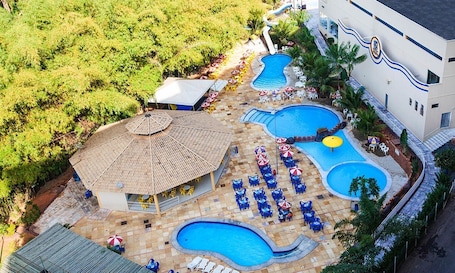 9 piscinas al aire libre, sombrillas, sillones reclinables de piscina