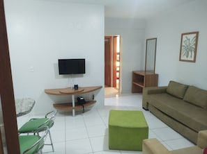 Apartment | Living area | 32-inch Smart TV with digital channels - Condominio Golden Dolphin Resort via Roberto Imoveis (Caldas Novas)