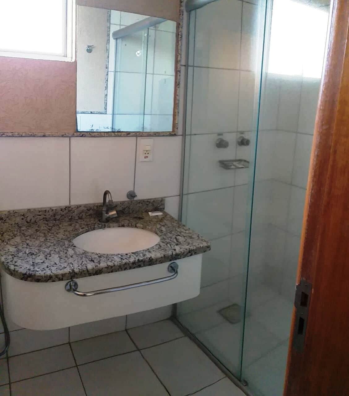 Departamento familiar | Baño | Regadera tipo lluvia, toallas, jabón 
