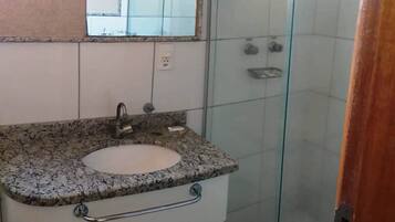 Departamento familiar | Baño | Regadera tipo lluvia, toallas, jabón