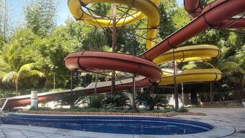 Appartement Familial | Piscine | 9 piscines extérieures, parasols de plage, chaises longues