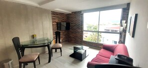 40-inch Smart TV with cable channels - Your best Laureles home away from home (Medellín)