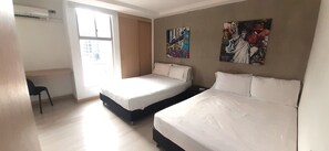 Zimmersafe, Schreibtisch, Verdunkelungsvorhänge, Bügeleisen/Bügelbrett