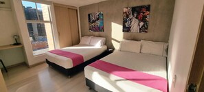 Departamento estándar, vista a la ciudad | Caja de seguridad en la habitación, escritorio y cortinas blackout 
