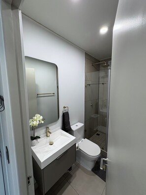 Dusche, Handtücher, Seife, Toilettenpapier