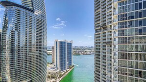 Un edificio alto con fachada curva y vista al río.
