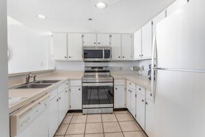 Condo, Multiple Beds (Summerchase 1103) | Private kitchen | Paper towels