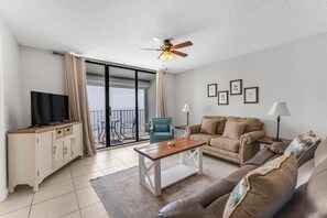 Huoneisto, useita sänkyjä (Summerchase 1103) | Oleskelualue | Televisio