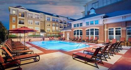 City Center Luxe Apt PS5 Fast Streaming metro access more