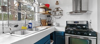 Big Bear Treehouse Retreat, Hot Tub, Stunning Views, Pet-Friendly