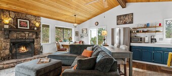 Top-Rated Treehouse Retreat with Hot Tub & Mountain Views, Pet Friendly