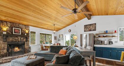 Big Bear Treehouse Retreat, Hot Tub, Stunning Views, Pet-Friendly