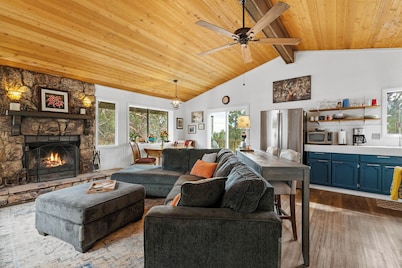 Top-Rated Treehouse Retreat with Hot Tub & Mountain Views, Pet Friendly