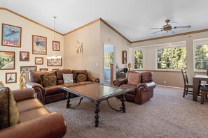 薄型テレビ、DVD プレーヤー