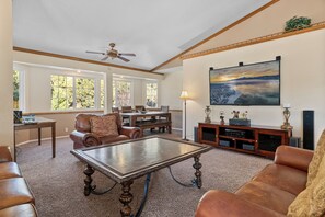Flat-screen TV, DVD player - Moonridge Golf Escape (Big Bear Lake)