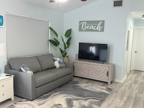Living area - Cozy 2-bedroom house in charming Big Pine Key with canal view and relaxing pool (Big Pine Key)