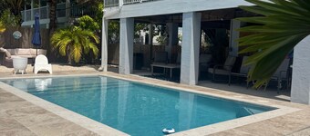 Cozy 2-bedroom house in charming Big Pine Key with canal view and relaxing pool