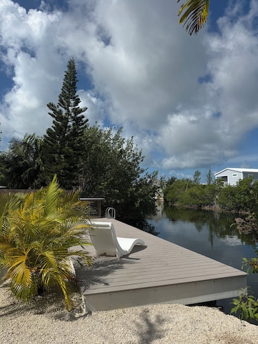 Cozy 2-bedroom house in charming Big Pine Key with canal view and relaxing pool