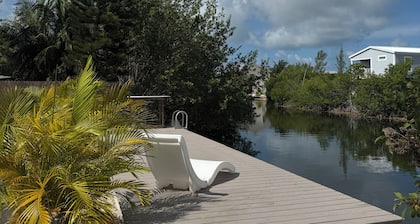 Cozy 2-bedroom house in charming Big Pine Key with canal view and relaxing pool