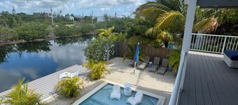 Cozy 2-bedroom house in charming Big Pine Key with canal view and relaxing pool