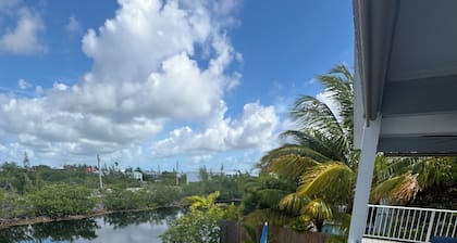 Cozy 2-bedroom house in charming Big Pine Key with canal view and relaxing pool