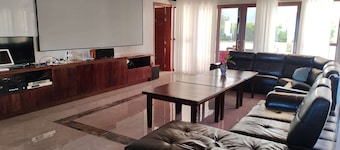 Spacious Oceanview Villa – 7BedRooms, Private Pool, Near Nadi Airport
