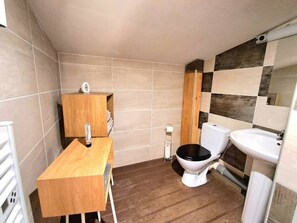 Haartrockner, Handtücher, Seife, Toilettenpapier