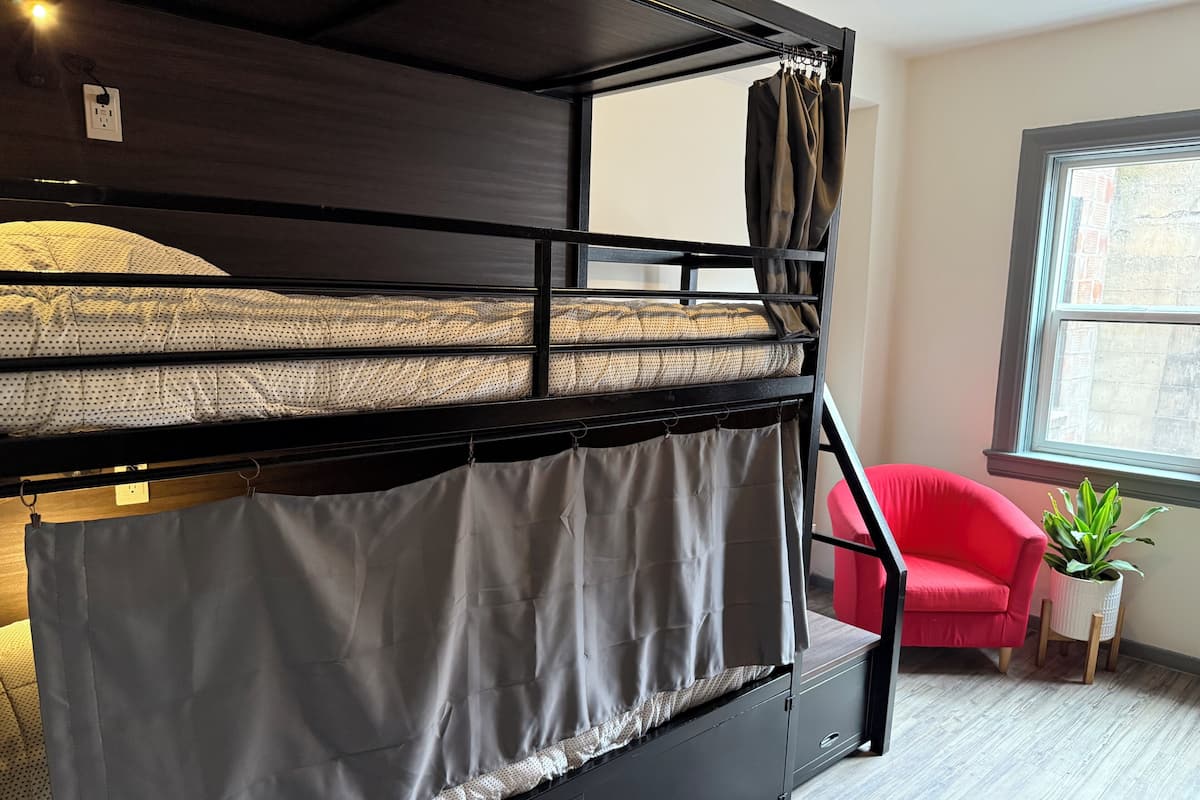 Premium bedding, WiFi (free), bed sheets