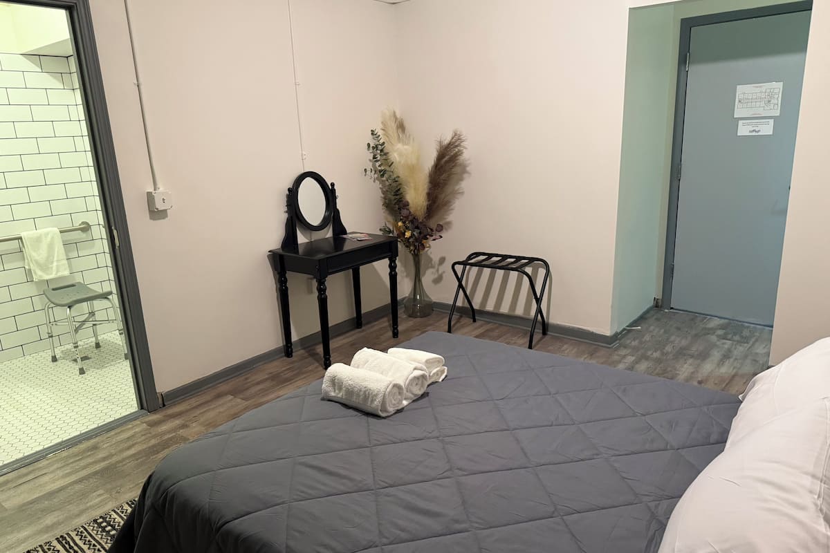 Habitación doble clásica de uso individual, regadera para personas con discapacidad | Ropa de cama de alta calidad, wifi gratis y ropa de cama