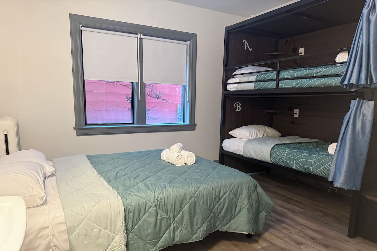 Habitación cuádruple clásica | Ropa de cama de alta calidad, wifi gratis y ropa de cama