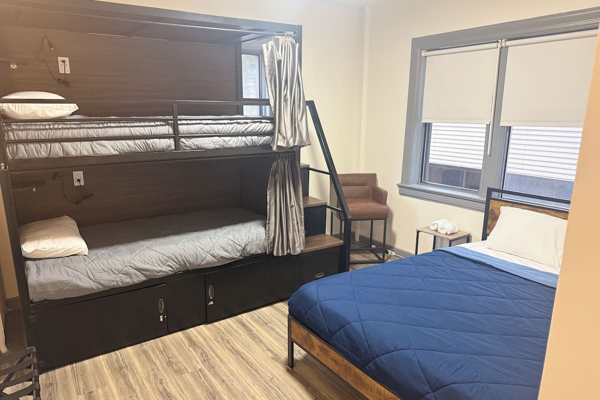 Habitación cuádruple Confort | Ropa de cama de alta calidad, wifi gratis y ropa de cama