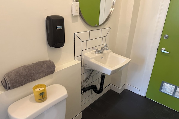 Economy Tek Büyük Yataklı Oda | Banyo | Saç kurutma makinesi, havlu, tuvalet kâğıdı