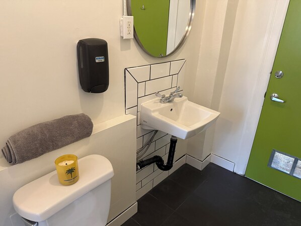 Habitación doble económica | Baño | Secadora de cabello, toallas, papel de baño 