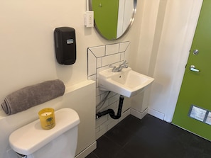 Quarto casal econômico | Banheiro | Secador de cabelo, toalhas de banho, papel higiênico
